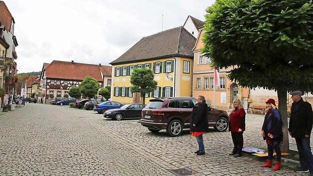 Sch&ouml;ne Kulisse, aber leere Stra&szlig;en: Nicht nur zu Corona-Zeiten kommen immer weniger Besucher nach Se&szlig;lach. Das m&ouml;chten einige Einzelh&auml;ndler in der Altstadt &auml;ndern. Sie haben am letzten Samstag einen Imagefilm gedreht, in dem sie sich und ihr Angebot vorstellen. Vorab begutachteten mit Sigrun Meyer, Petra Jahrsd&ouml;rfer sowie Gerlinde und Frank Hebing (von links) vier Protagonisten m&ouml;gliche Drehorte. Foto: Knauth