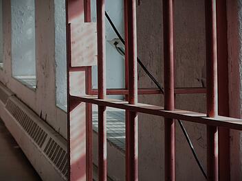 Aggressiver N&uuml;rnberger Ladendieb greift Polizei an und verletzt sich selbst - "Kopf gegen Gitterst&auml;be"