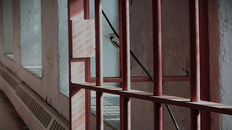 Aggressiver N&uuml;rnberger Ladendieb greift Polizei an und verletzt sich selbst - "Kopf gegen Gitterst&auml;be"