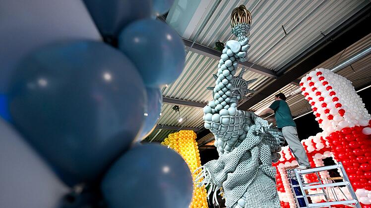 Aufbau der Ausstellung &laquo;Luftballonwelten&raquo;