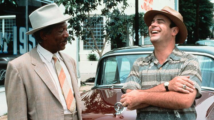 Boolie Werthan (Dan Aykroyd, rechts) engagiert Hoke Colburn (Morgan Freeman) als Chauffeur seiner Mutter Daisy (Jessica Tandy).