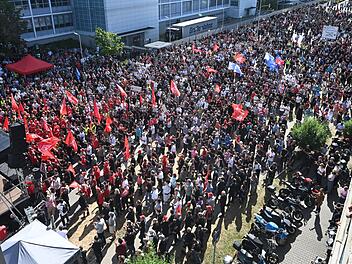Protest-Kundgebungen bei Mercedes-Benz Sindelfingen
