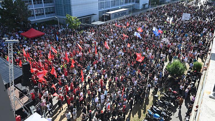 Protest-Kundgebungen bei Mercedes-Benz Sindelfingen