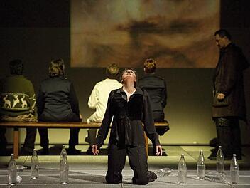 Schlussbild der Nürnberger "Holländer"-Inszenierung mit Ekaterina Godovanets als Senta. Foto: Jutta Missbach