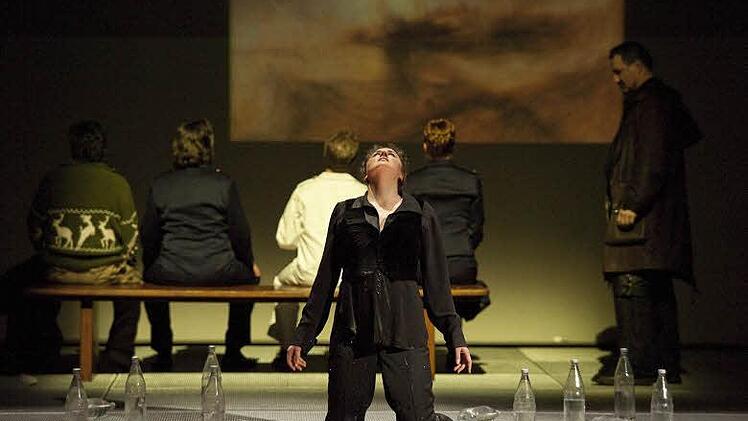 Schlussbild der Nürnberger "Holländer"-Inszenierung mit Ekaterina Godovanets als Senta. Foto: Jutta Missbach