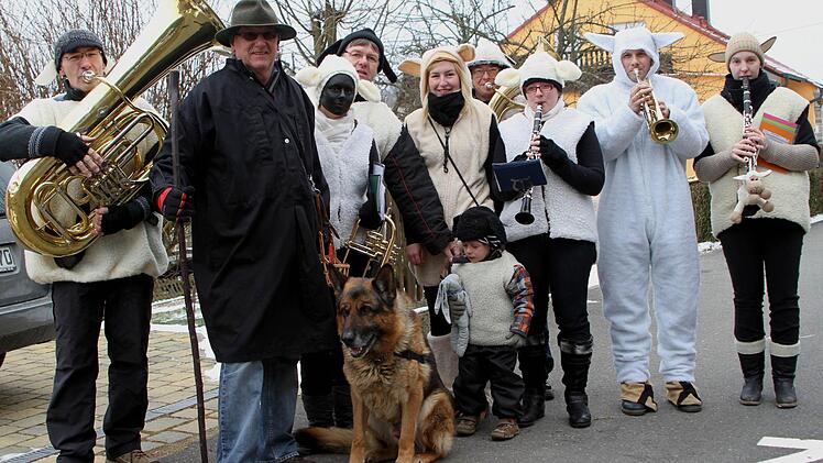 Die Musiker im Schafspelz sowie mit Schäfer und Hund.Fotos: Günther Geiling
