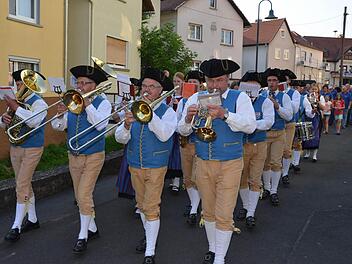 Vom Gottesdienst ging es im Festzug zum Musikheim. Fotos: Peter Rauch