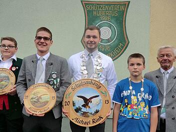 Das Foto zeigt das neue Königshaus des Schützenvereins "Hubertus" Großwenkheim (von links): André Schäfer, Florian Markert, Michael Rink, Dominik Schuster und Wilfried König.  Foto: Anton Then