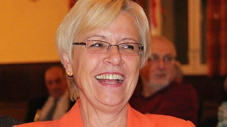 Susanne Kastner lauscht der Laudatio von Walter Kolbow Foto: Simone Bastian