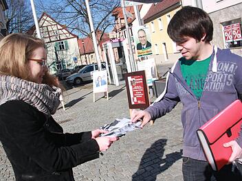 FT-Praktikantin Maria Leicht zeigt Johannes Nagel die Bilder der Stadträte in Höchstadt.  Foto: Sabine Herteux