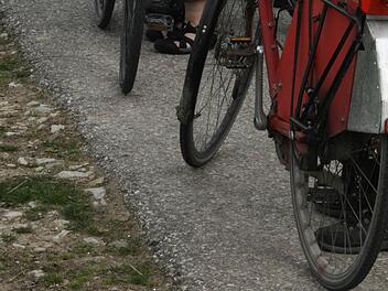 Die Kante am Bankett der Straße nach Hauptendorf sei zu gefährlich, findet der AK Mobilität. Fotos: M. Busch