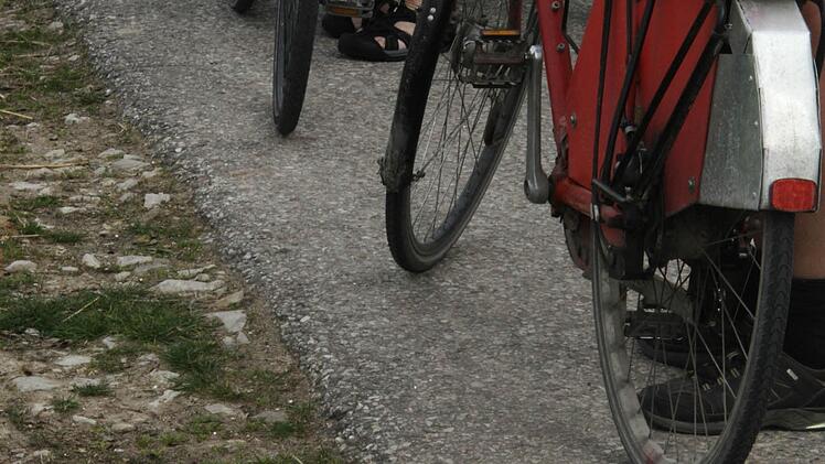 Die Kante am Bankett der Straße nach Hauptendorf sei zu gefährlich, findet der AK Mobilität. Fotos: M. Busch