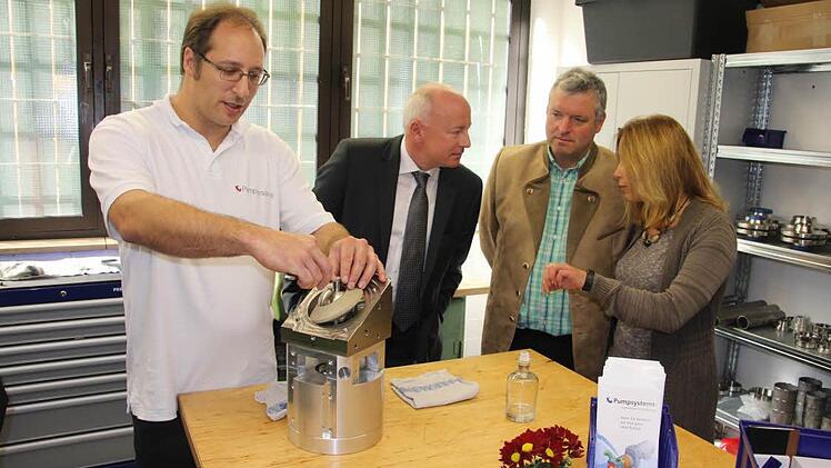 Die "Taumelringpumpe", die hier Herr Zapf (links) erklärt, ist eine Neuerung und umfassend einsetzbar. Weiter von links: Firmeninhaber Manfred Lang, 1. Bürgermeister Jürgen Hennemann und Stadträtin Ulrike Zettelmeier. Foto: Helmut Will