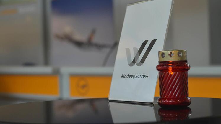 Am Lufthansa-Schalter des Nürnberger Flughafens wurde eine Kerze und ein Aufsteller mit der Aufschrift "In deep sorrow" ("In tiefer Trauer") platziert. Auch ein Kondolenzbuch liegt seit Mittwochnachmittag aus.  Foto: N. Pelke