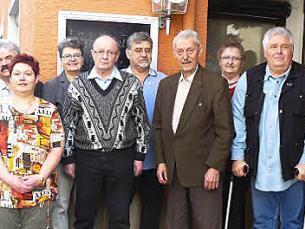 Im Bild die für zehn und 25 Jahre geehrten Mitglieder des VdK Wirsberg zusammen mit Vorsitzendem Thomas Steinlein (links), Kreiskassierer Alfred Baumgärtner (rechts) und Bürgermeister Hermann Anselstetter (links daneben). Foto: Klaus-Peter Wulf