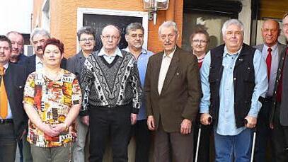 Im Bild die für zehn und 25 Jahre geehrten Mitglieder des VdK Wirsberg zusammen mit Vorsitzendem Thomas Steinlein (links), Kreiskassierer Alfred Baumgärtner (rechts) und Bürgermeister Hermann Anselstetter (links daneben). Foto: Klaus-Peter Wulf