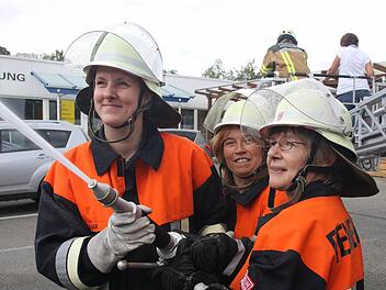 Die Frauen stehen in Können und Wissen den Männern in nichts nach. Dies zeigte die Übung in Niederfüllbach, hier mit (von links) Petra Bär, Manuela Grosch und Christa Hackl. Foto: Michael Stelzner