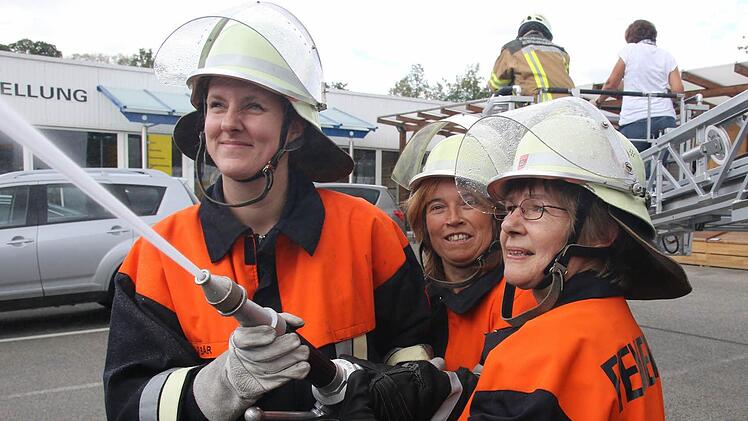 Die Frauen stehen in Können und Wissen den Männern in nichts nach. Dies zeigte die Übung in Niederfüllbach, hier mit (von links) Petra Bär, Manuela Grosch und Christa Hackl. Foto: Michael Stelzner