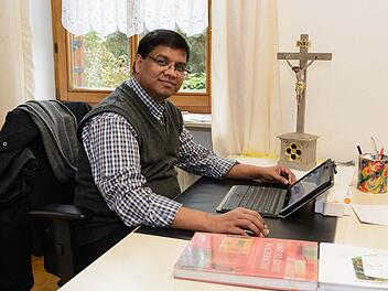Pater Raja in seinem Büro in Bad Bocklet. Jetzt muss er wieder Abschied nehmen. Er muss zurück nach Indien. Foto: Björn Hein