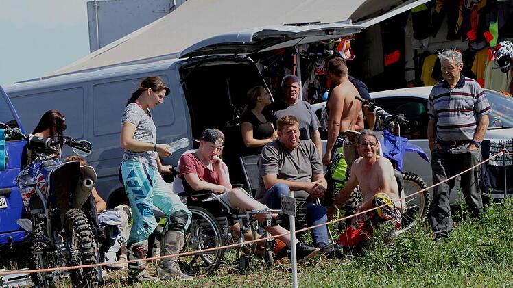 Sie haben sich für den Aufenthalt an der Strecke entsprechend eingerichtet.