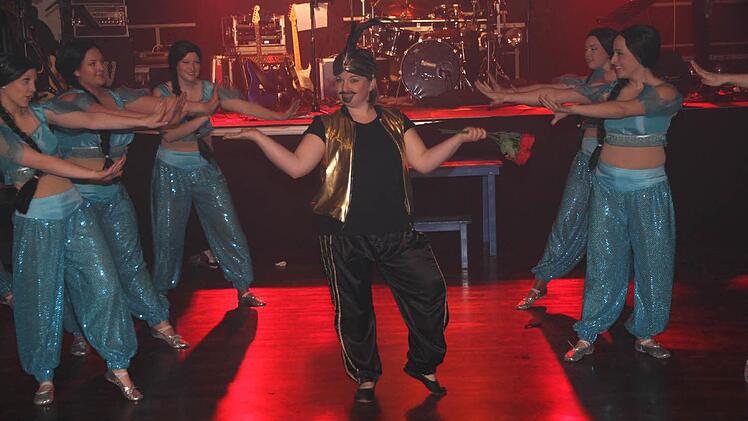 Die Gardetruppe aus Heroldsbach präsentierte "Aladdins Harem" Foto: Mathias Erlwein