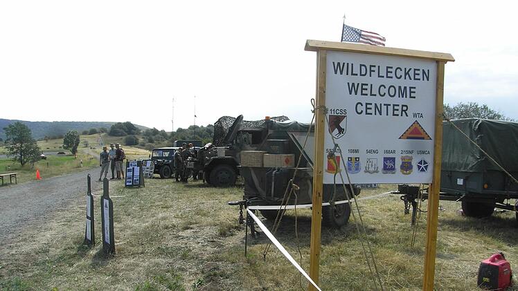 Die Freunde der früheren US-Militärtechnik haben ein kleines Lager aufgebaut. Foto: Joachim Rübel
