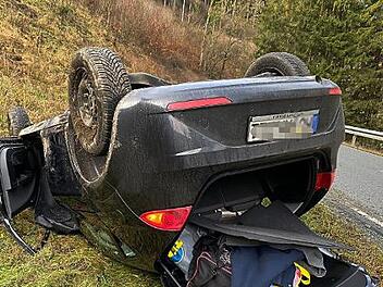 Das Auto kam auf dem Dach zum Liegen. Der Unfall geschah ohne Fremdeinwirkung. Foto: Michael Wunder