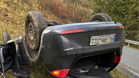 Das Auto kam auf dem Dach zum Liegen. Der Unfall geschah ohne Fremdeinwirkung. Foto: Michael Wunder