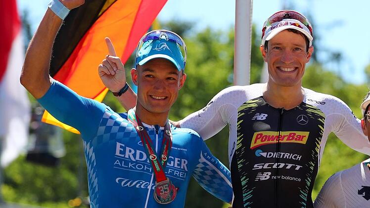 Andreas Dreitz (links) und Sebastian Kienle jubelten 2018 gemeinsam auf dem Podium bei der Challenge in Roth. Wann die beiden Profis wieder im Einsatz sind, ist offen. Foto: Archiv/dpa/Daniel Karrmann