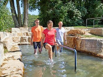 Die "Rote Quelle" liegt zwischen Wonfurt und W&uuml;lflingen und ist mit Natursteinen eingerahmt. Foto: Factum adp/Laufparadies Ha&szlig;berge