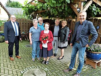 Glückwünsche an Hildegard Hertrich (Mitte) überbrachten Neuenmarkts Zweiter Bürgermeister Stefan Grieshammer (rechts) und stellvertretender Landrat Dieter Schaar (links). Tochter Rosemarie mit Ehemann Wilfried Kintzel und Enkelin Sonja mit Lebenspartner Gerhard feierten mit der Jubilarin.  Foto: Werner Reißaus