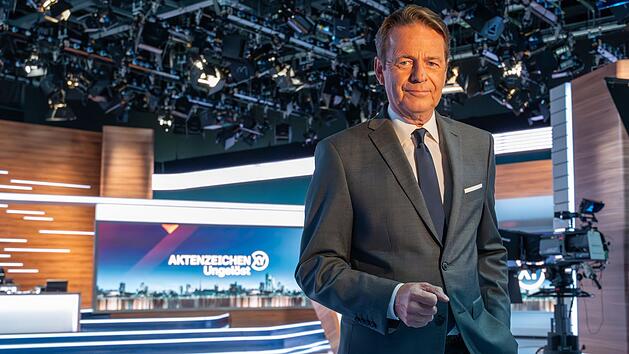 Moderator Rudi Cerne f&uuml;hrt die Zuschauerinnen und Zuschauer in "Backstage - Aktenzeichen XY... Ungel&ouml;st" erstmals hinter die Kulissen der beliebten ZDF-Sendung.