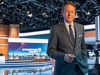 Moderator Rudi Cerne f&uuml;hrt die Zuschauerinnen und Zuschauer in "Backstage - Aktenzeichen XY... Ungel&ouml;st" erstmals hinter die Kulissen der beliebten ZDF-Sendung.