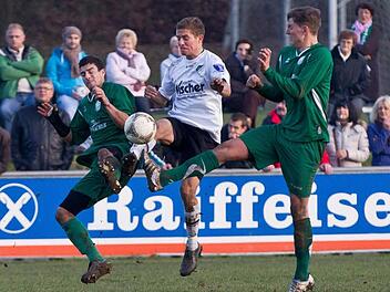 Das Nachsehen hatte in dieser Szene nicht nur Dominik Zwosta (Mitte); auch sein SV Friesen war gegen den TSV  Neudrossenfeld zuletzt nur zweiter Sieger und konnte im Kampf um den Relegationsplatz  nicht punkten. Foto:  Heinrich Weiß