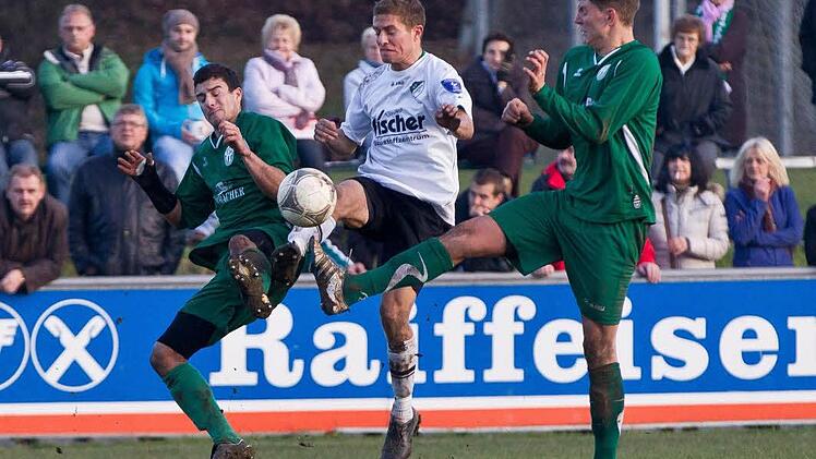Das Nachsehen hatte in dieser Szene nicht nur Dominik Zwosta (Mitte); auch sein SV Friesen war gegen den TSV  Neudrossenfeld zuletzt nur zweiter Sieger und konnte im Kampf um den Relegationsplatz  nicht punkten. Foto:  Heinrich Weiß