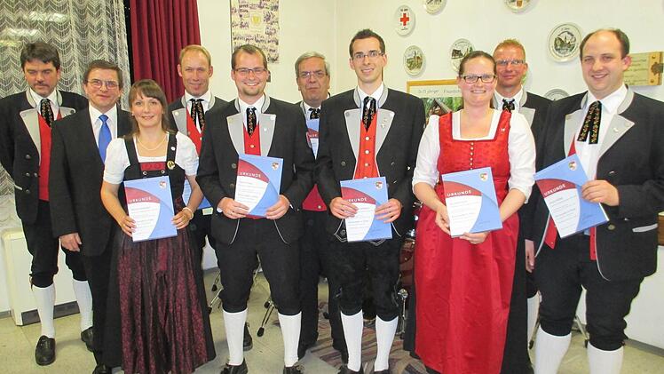 Bei seiner Jahreshauptversammlung ehrte der Musikverein Langenselndelbach-Marloffstein langjährige Mitglieder.  Fotos: fra-press