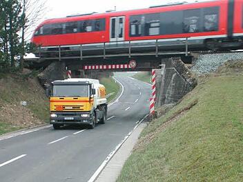 Die Unterführung der Bahnbrücke in Oerlenbach will das Straßenbauamt tieferlegen, damit Lkw bis 4,5 Meter Höhe die neuralgische Stelle passieren können. Die Planungen mit viermonatiger Totalsperrung der Bundesstraße im kommenden Jahr gab Bürgermeister Franz Kuhn dem Gemeinderat bekannt.  Fotos: Stefan Geiger