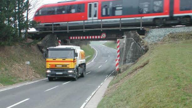 Die Unterführung der Bahnbrücke in Oerlenbach will das Straßenbauamt tieferlegen, damit Lkw bis 4,5 Meter Höhe die neuralgische Stelle passieren können. Die Planungen mit viermonatiger Totalsperrung der Bundesstraße im kommenden Jahr gab Bürgermeister Franz Kuhn dem Gemeinderat bekannt.  Fotos: Stefan Geiger