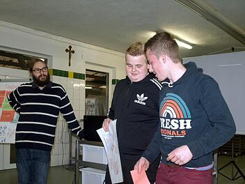 Daniel Weiß (r.) und Maxi Zeitler (Mitte) stellen auf dem Foto oben ihre Vorstellungen vom Jugendtreff, Freibad und Skaterpark vor. Pascal Bächer (l.) hört interessiert zu.