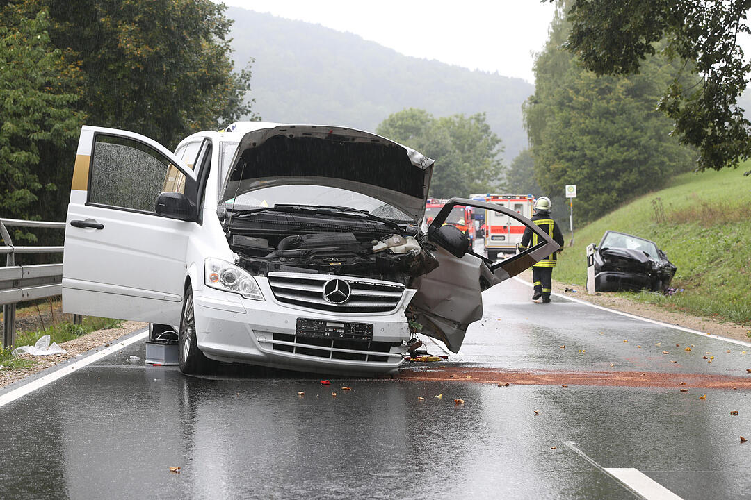Zwei Schwerverletzte bei Frontalzusammenstoss