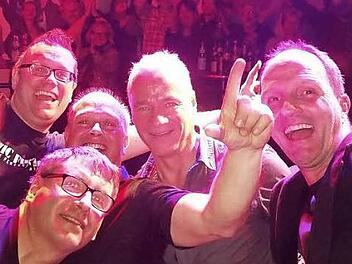 Die Band Faded Glory um S&auml;nger Bernhard Wilfer (r.) wird am Freitagabend das Freibad rocken. Foto: Archiv