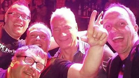 Die Band Faded Glory um S&auml;nger Bernhard Wilfer (r.) wird am Freitagabend das Freibad rocken. Foto: Archiv