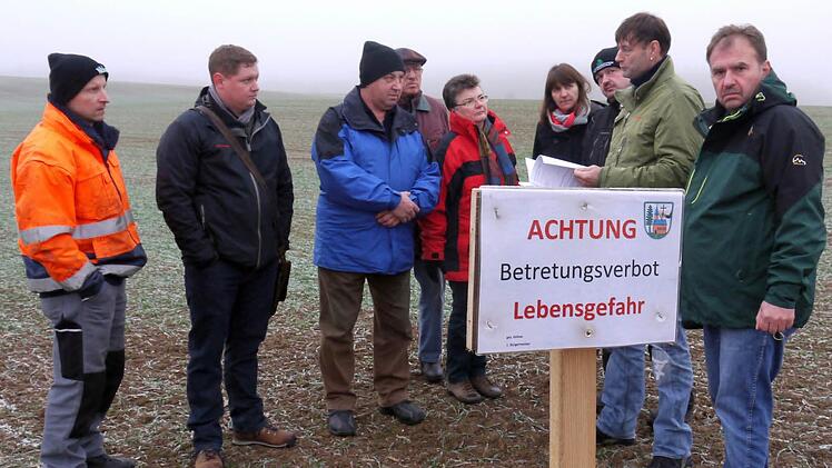 Betreten verboten: Robert Prell, Dietmar Schnapp, Theo Böhmer, Heinrich Böhmer, Cornelia Meixner, Manuela Krauß, Christian Weyer, Jürgen Finkel und Wolfgang Hornung (von links) wehren sich dagegen, dass sie die Kosten für die Kampfmittelräumung auf ihren Ackerflächen zwischen Unterbrunn und Rattelsdorf übernehmen sollen.
