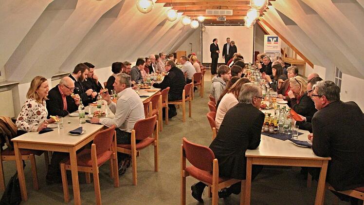 Im Saal der Raiffeisen-Volksbank Ebern konnten 34 Vertreter von Vereinen, Kirchen und Gemeinden Spenden aus dem Gewinnsparen der Bank entgegen nehmen. Foto: Helmut Will