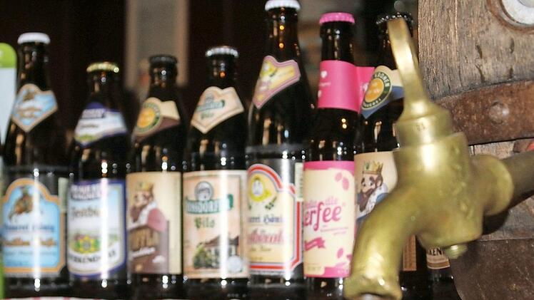 Eine umfangreiche Bierkollektion erwartet die Biertester.