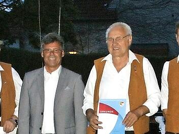 Ehrungen für bis zu 70 Jahre aktiven Musizierens gab es beim Hofkonzert der Trachtenkapelle. Sieben Jahrzehnte aktiv sind Eduard Bühl (rechts) und Heinrich Deuber (Zweiter von links), für 50 Jahre wurden Paul Amend (Vierter von links) und Herbert Weber (Vierter von rechts) ausgezeichnet. Im Bild sind weitere Geehrte sowie die Vertreter des Vereins und Oberaurachs Bürgermeister Thomas Sechser (Mitte). Foto: Sabine Weinbeer