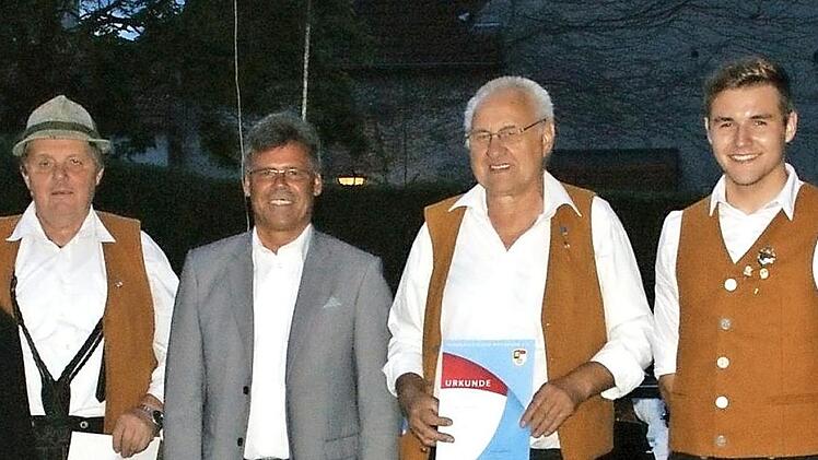 Ehrungen für bis zu 70 Jahre aktiven Musizierens gab es beim Hofkonzert der Trachtenkapelle. Sieben Jahrzehnte aktiv sind Eduard Bühl (rechts) und Heinrich Deuber (Zweiter von links), für 50 Jahre wurden Paul Amend (Vierter von links) und Herbert Weber (Vierter von rechts) ausgezeichnet. Im Bild sind weitere Geehrte sowie die Vertreter des Vereins und Oberaurachs Bürgermeister Thomas Sechser (Mitte). Foto: Sabine Weinbeer