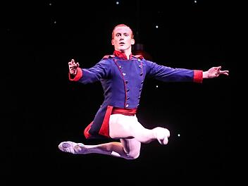 "Nussknacker" als fliegendes klassisches Ballett am Landestheater Coburg. Mit Sylvain Guillot in der Titelrolle. Henning Rosenbusch