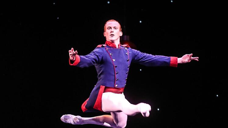 "Nussknacker" als fliegendes klassisches Ballett am Landestheater Coburg. Mit Sylvain Guillot in der Titelrolle. Henning Rosenbusch