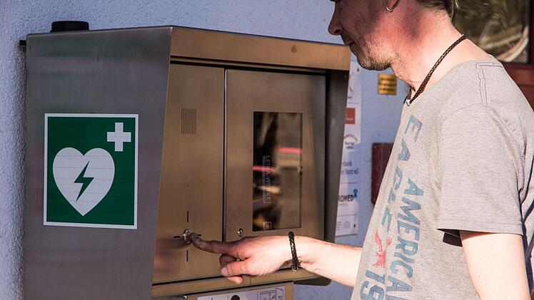 Per Knopfdruck wird die Rettungsleitstelle informiert, die den Defi freigibt. Foto: privat